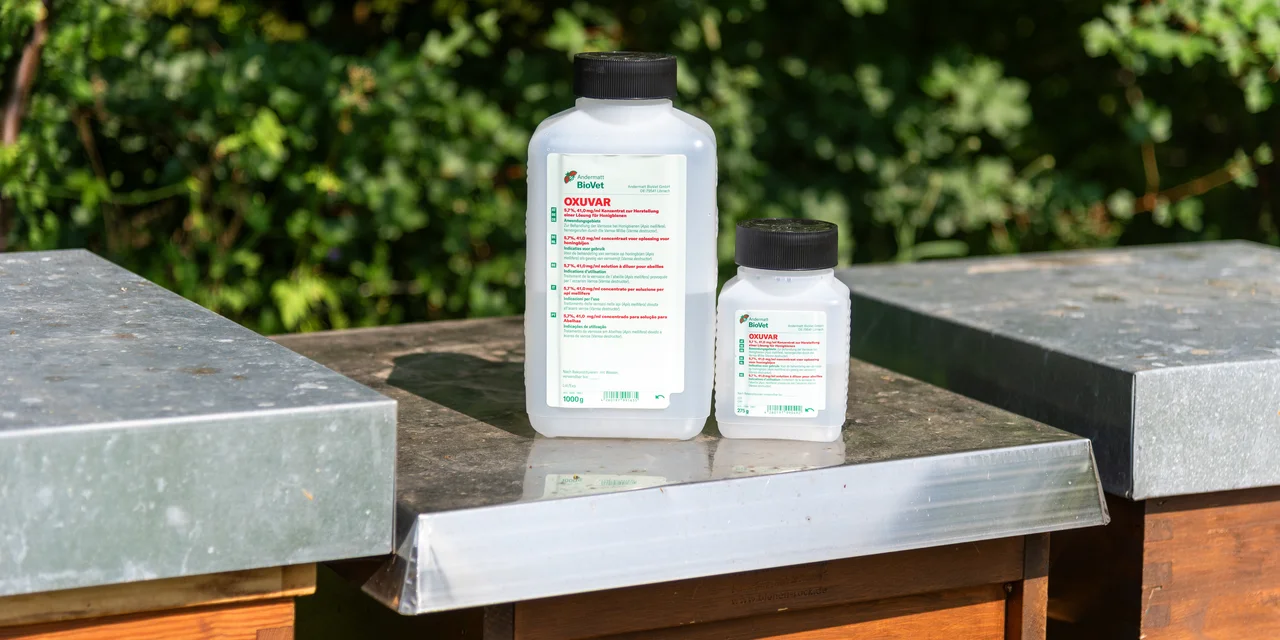 Varroxal mit Varrox Eddy Zunge auf Beute | © Andermatt BioVet AG
